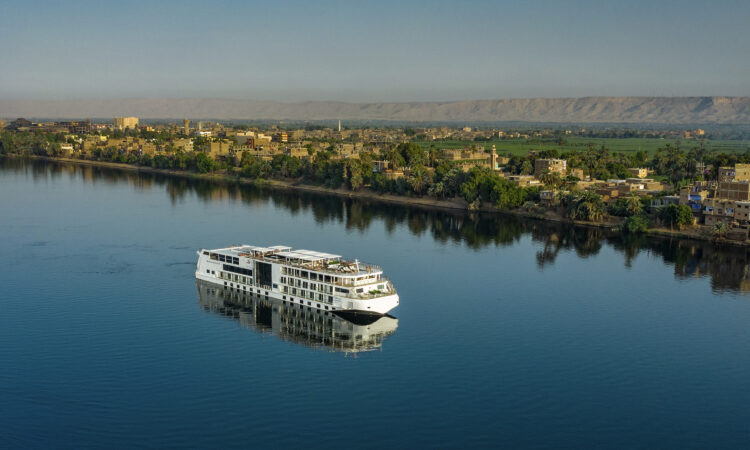 Viking en vista aérea navegando por el Nilo